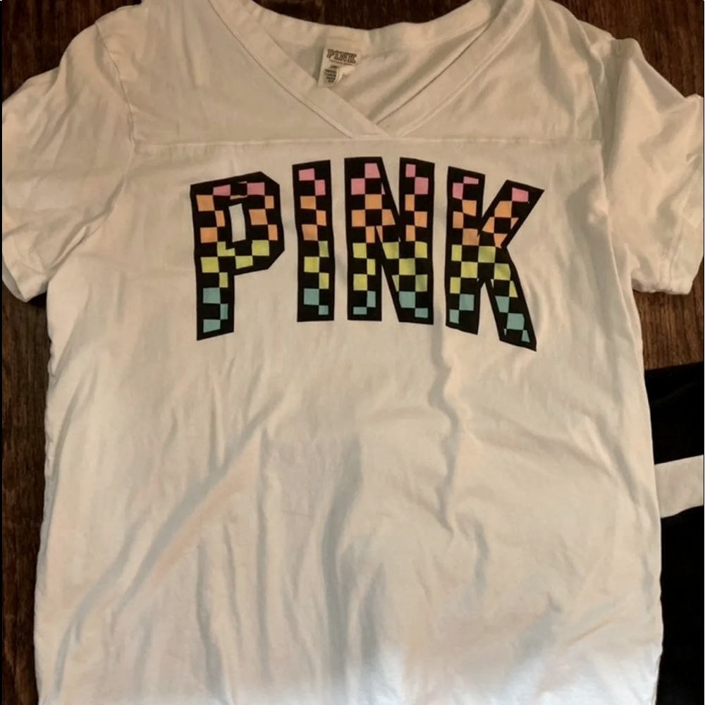 TRADE?EUC HTF VS PINK CHECKERED RAINBOW TEE